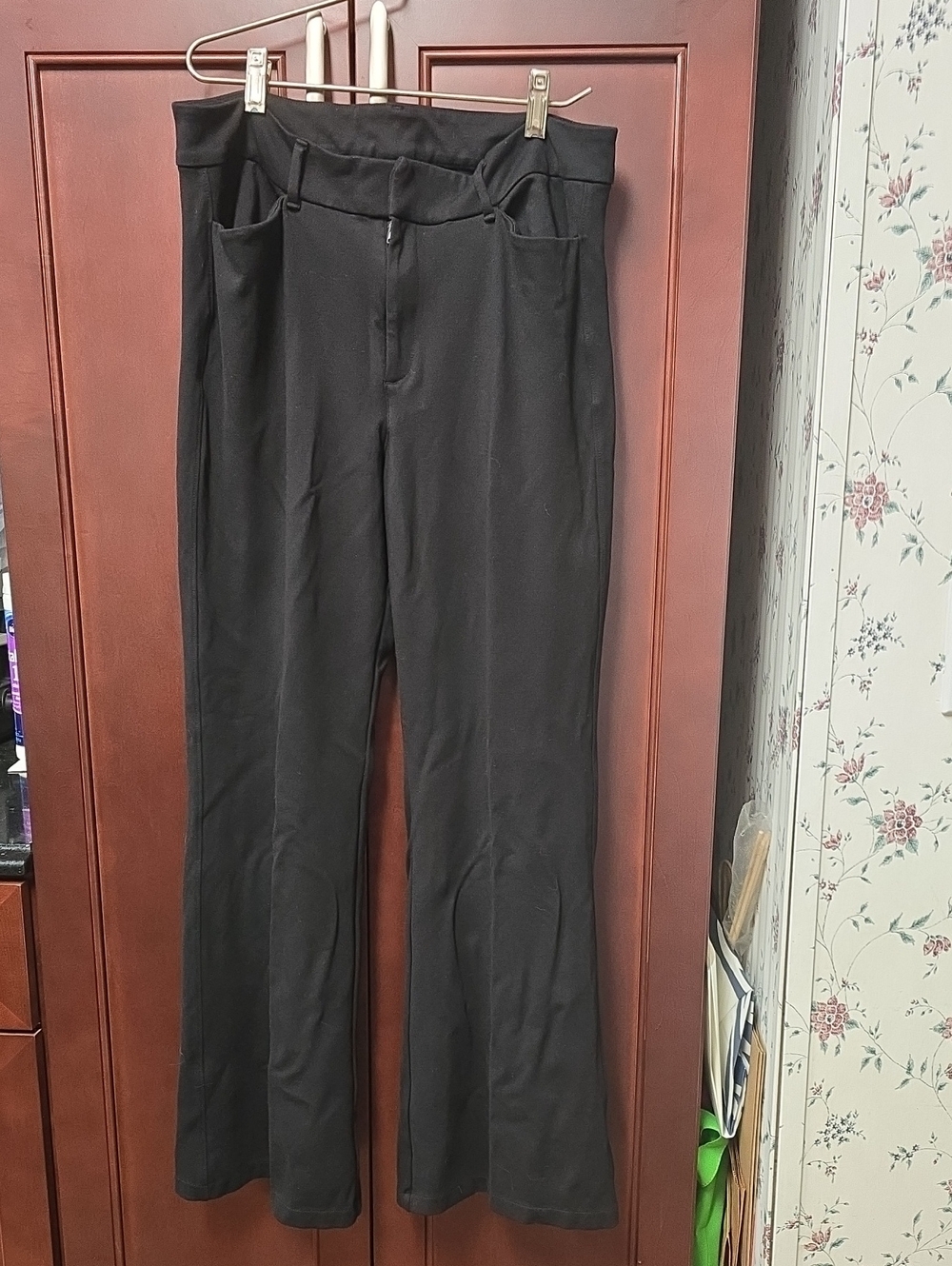 Like New. Old Navy Black Boot Cut Pants with Front Pockets. Size 12